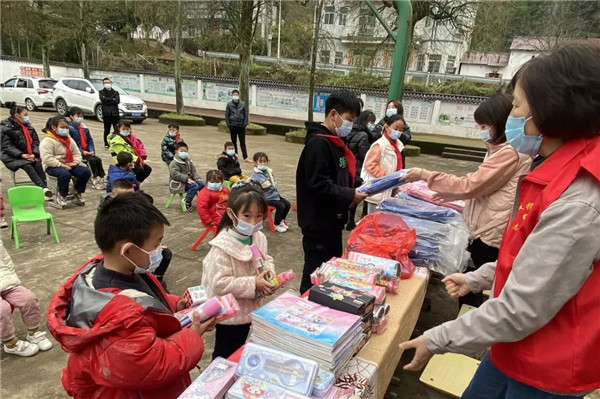 市城投集團開展“黨建引領學雷鋒,志愿服務展風采”送溫暖活動